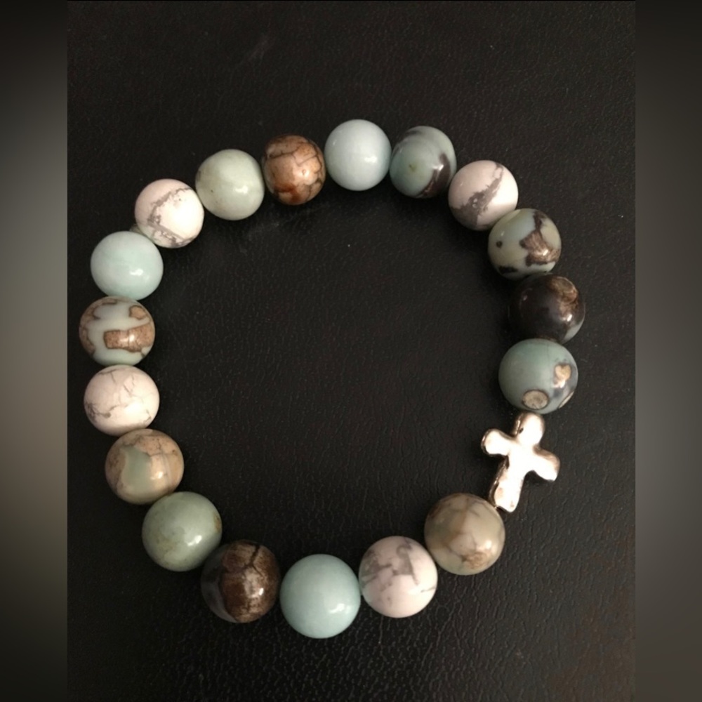 Agate & Howline silver cross charm strechy bracelet.